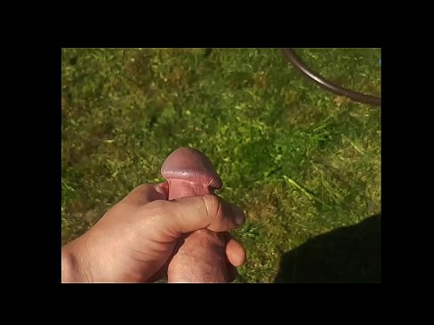 ❤️ Vroča lepotica dobi svojo rožnato pičko, ki jo jebe, in se zraven cmeri s curkom na poletnem vrtu ❤️❌ Kvalitetni pornič na sl.fotonovelasxxx.ru